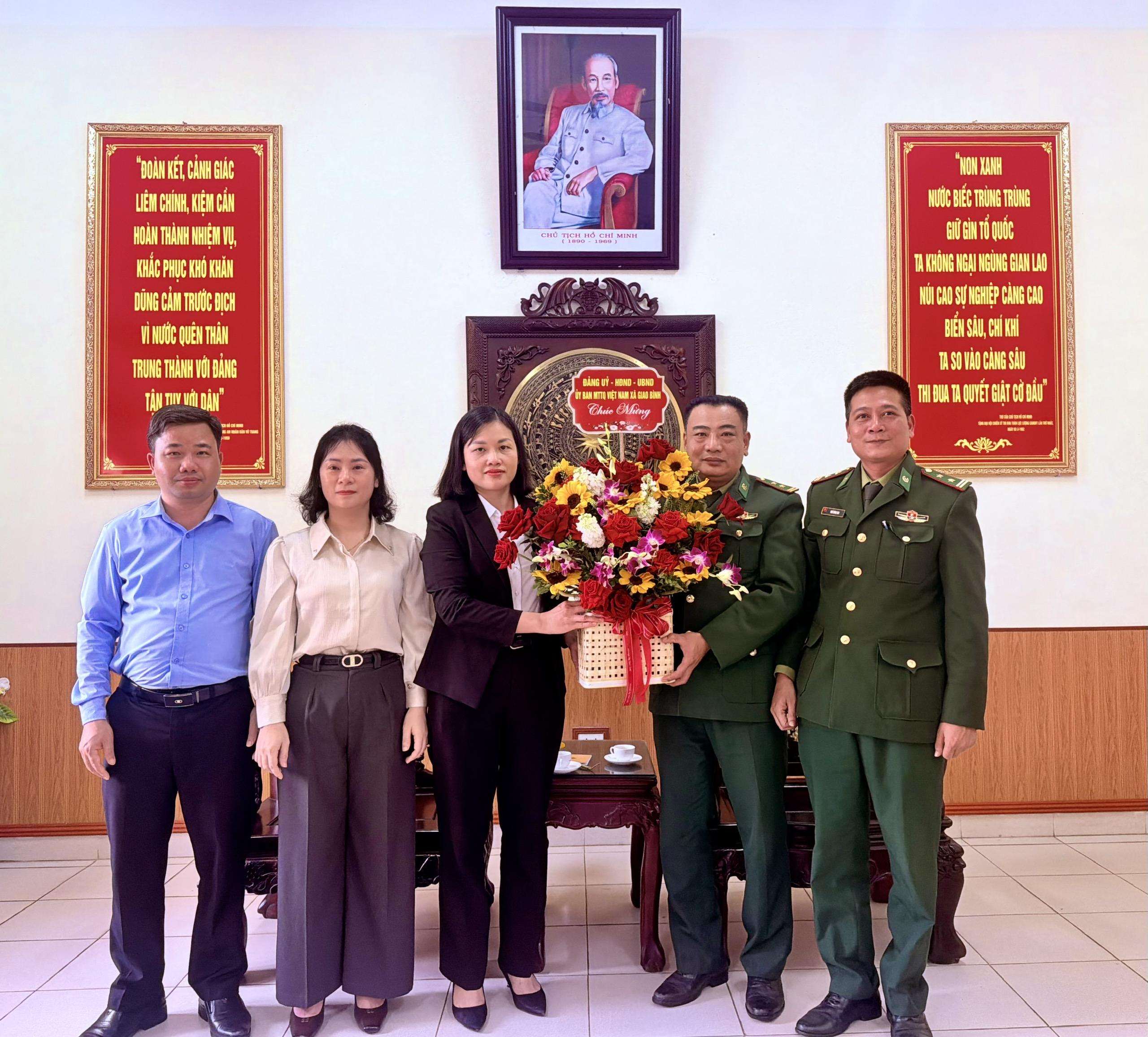 Lãnh đạo xã Giao Bình chúc mừng Đồn Biên phòng Quất Lâm phòng nhân dịp 03/3.