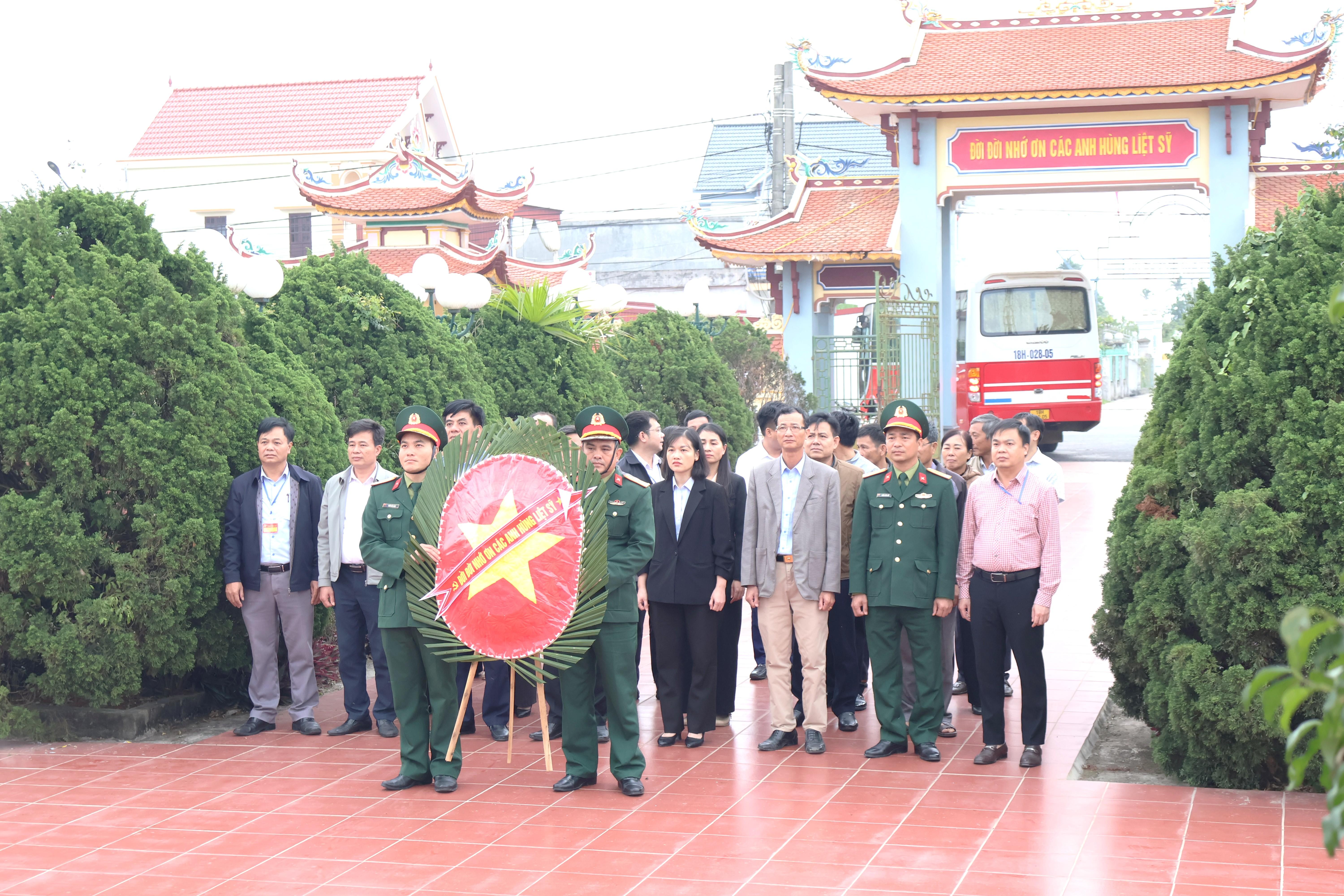 Lãnh đạo xã Giao Bình dâng hương tưởng niệm các Anh hùng Liệt sĩ nhân dịp bầu cử đại biểu Quốc hội khóa XVI và đại biểu HĐND các cấp nhiệm kỳ 2026 - 2031