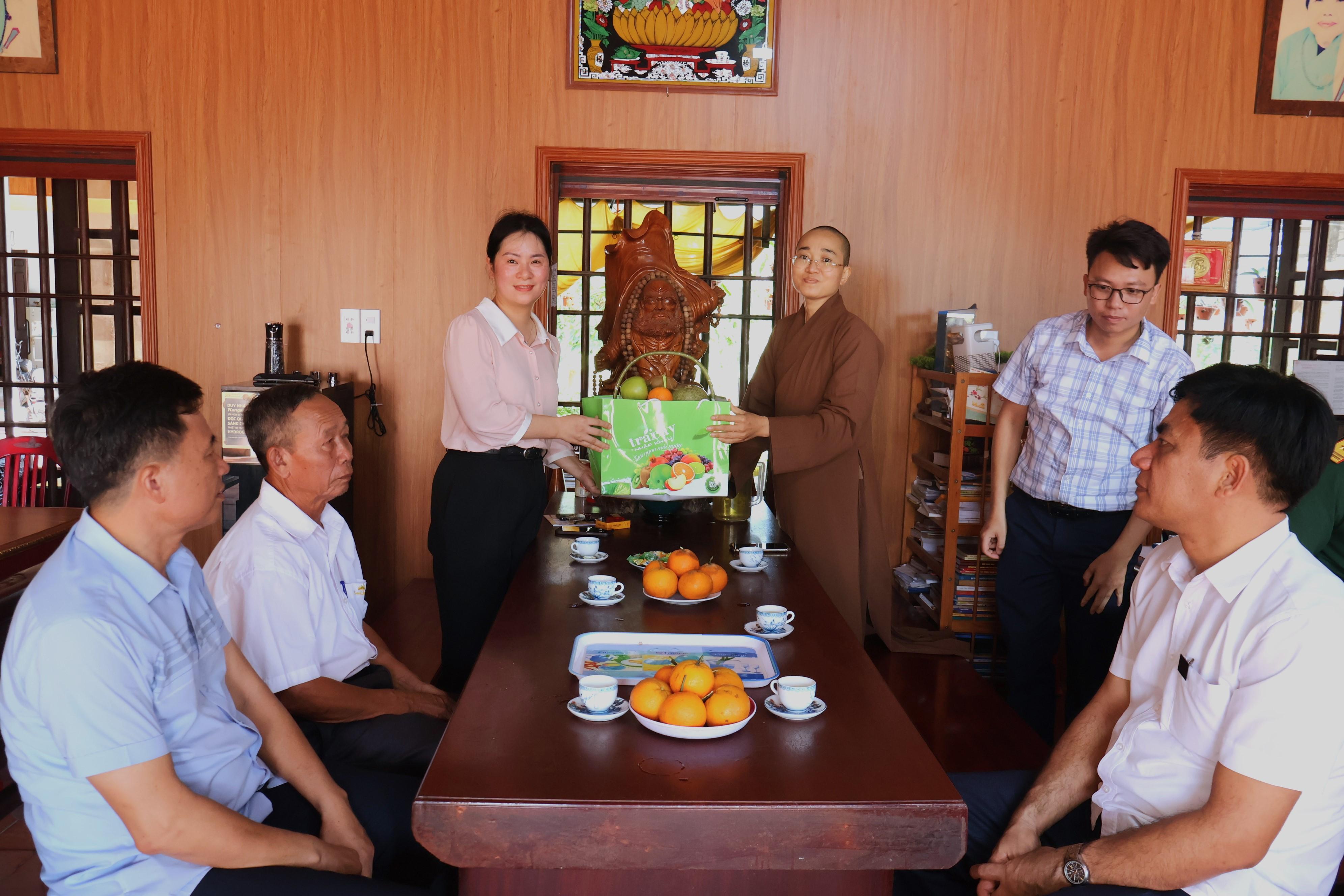 chua-dan-phuong-1-1779492956-859164.jpg