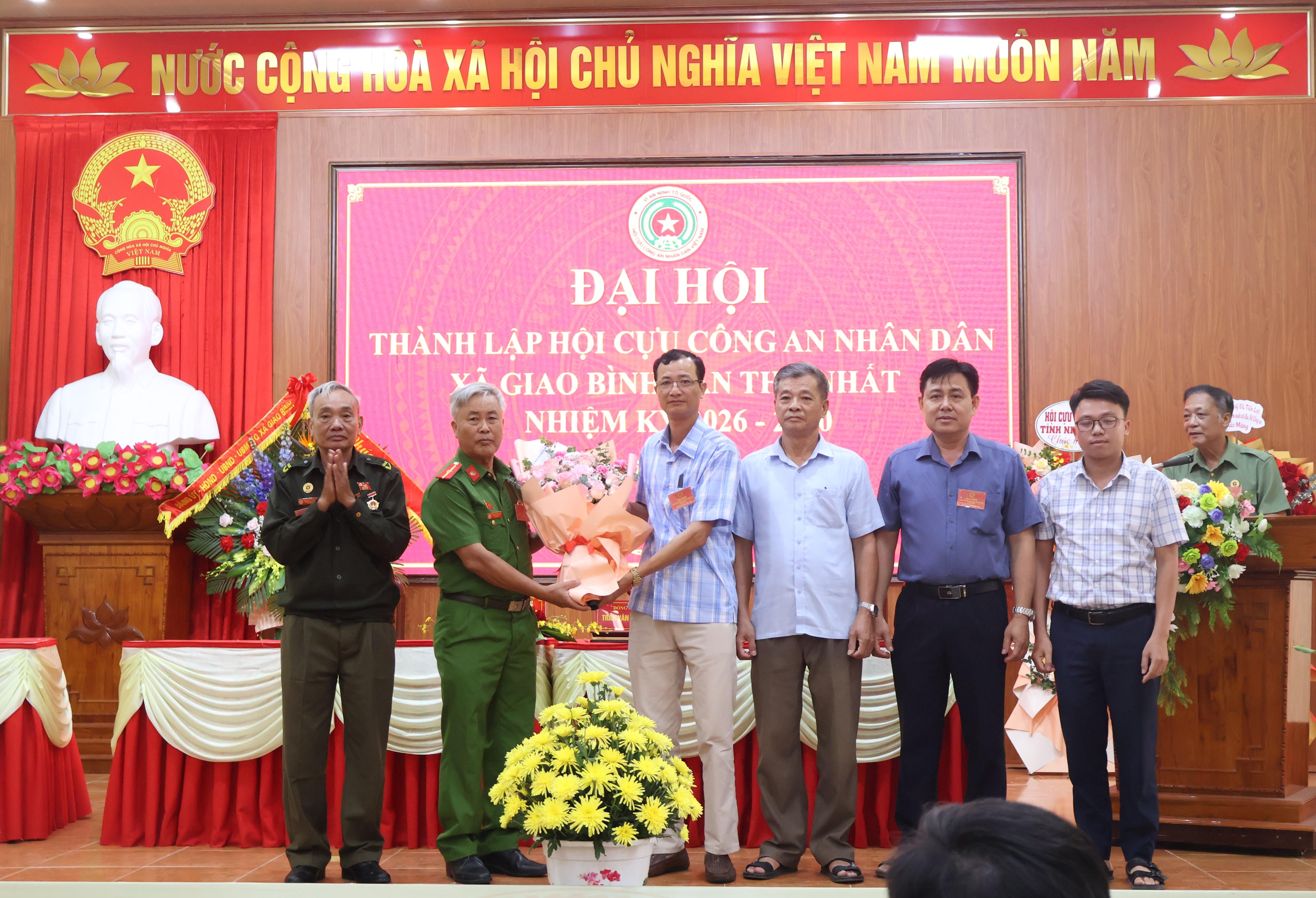 dai-dien-cac-to-chuc-hoi-tang-hoa-1782123437-606765.jpg