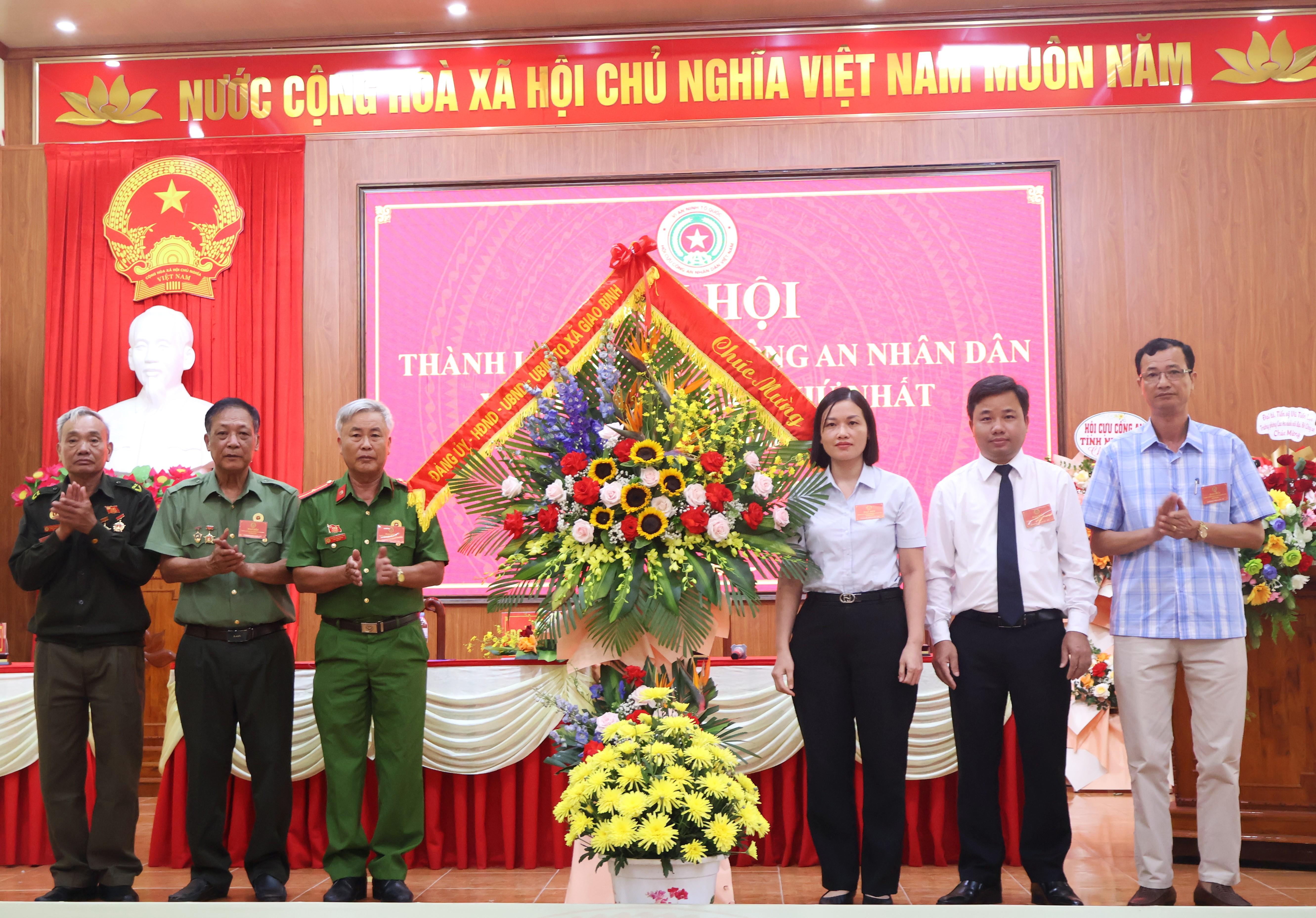 dang-uy-ubnd-ubmttq-xa-tang-hoa-chuc-mung-1782123282-455460.jpg