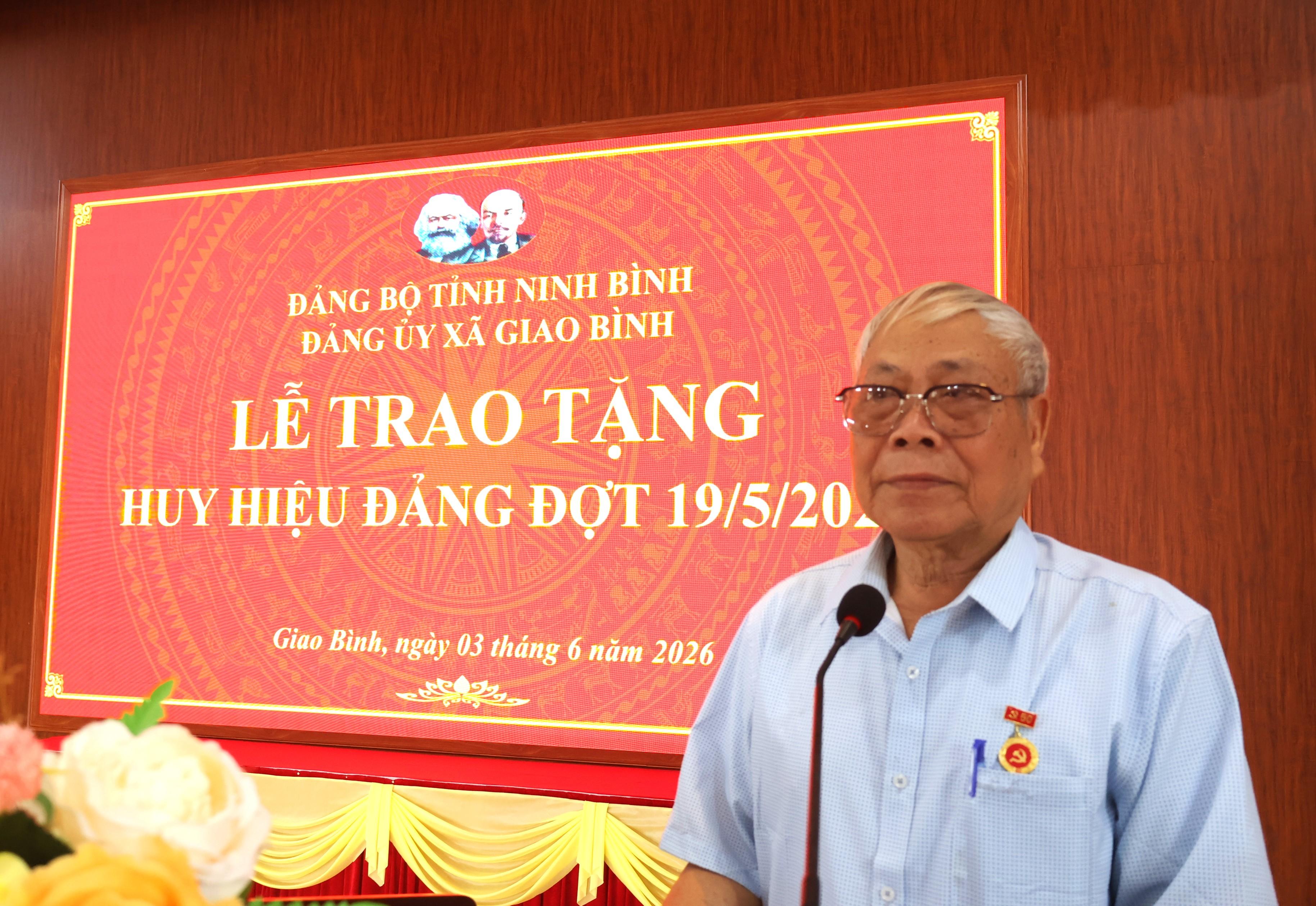 dang-vien-nhan-huy-hieu-phat-bieu-1780469086-190089.jpg