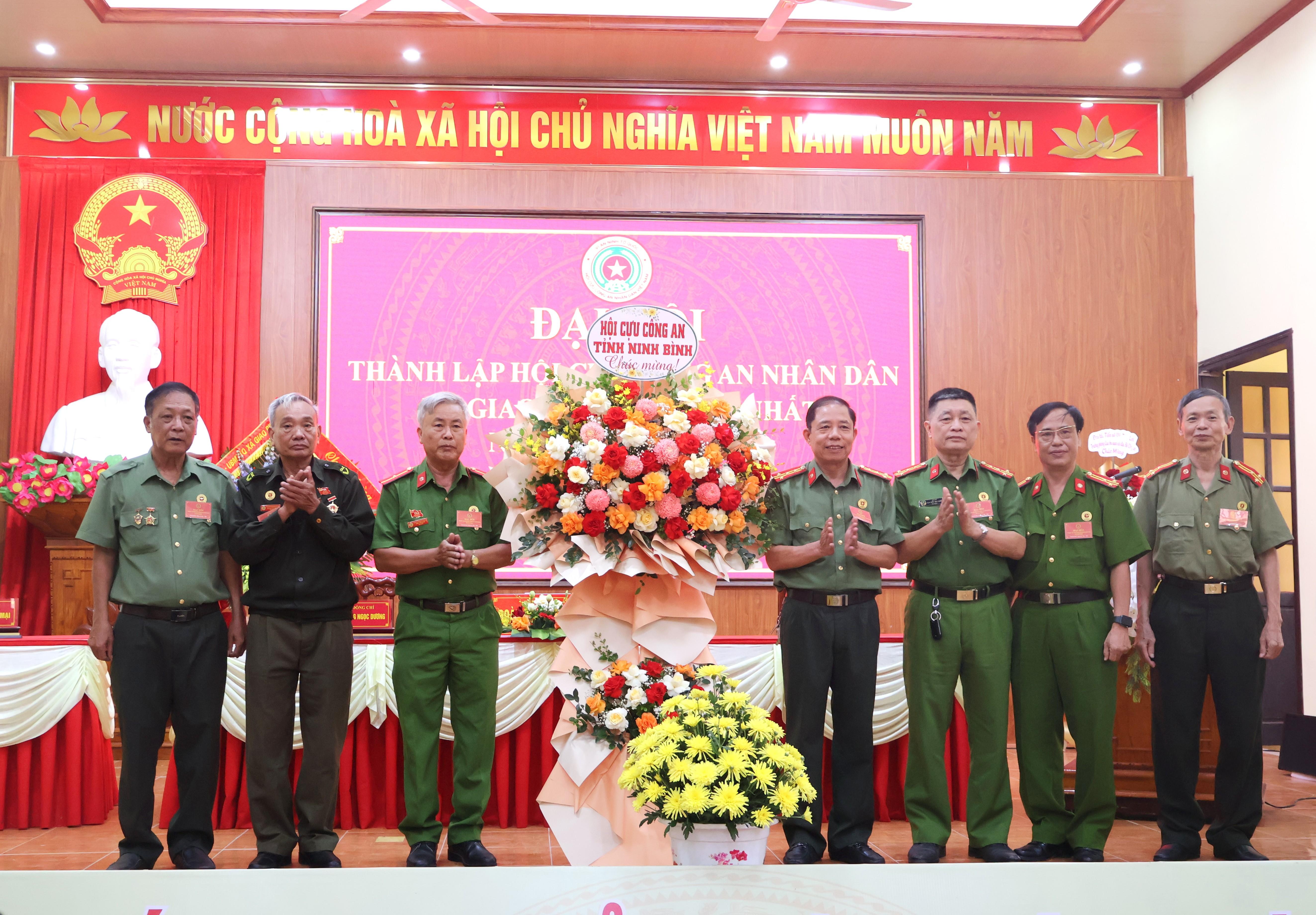 hoi-cu-cong-an-tinh-tang-hoa-chuc-mung-1782123031-477313.jpg