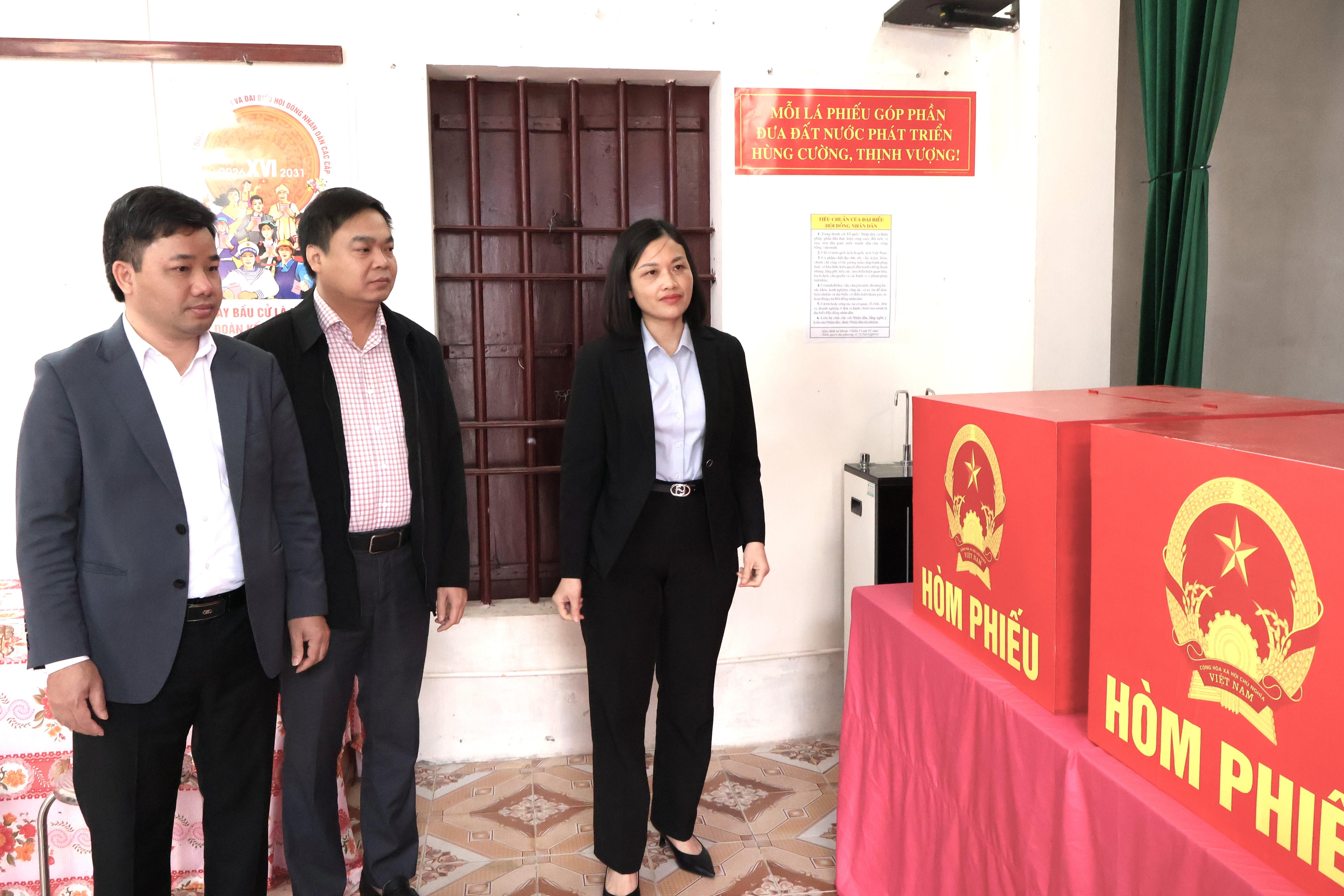 Lãnh đạo xã Giao Bình kiểm tra công tác chuẩn bị bầu cử tại các khu vực bỏ phiếu
