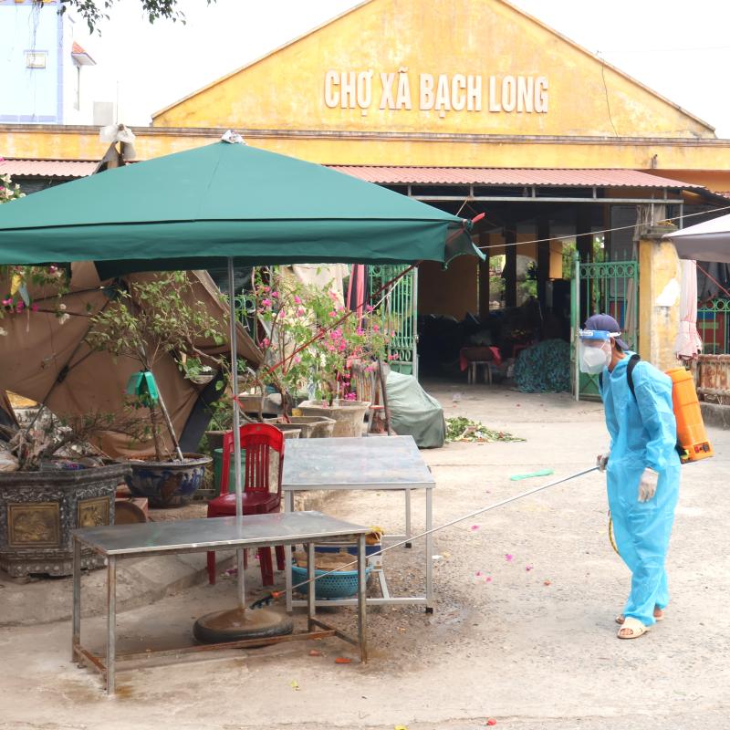 Xã Giao Bình chủ động triển khai phun khử trùng tiêu độc, tăng cường phòng chống dịch bệnh trên đàn vật nuôi