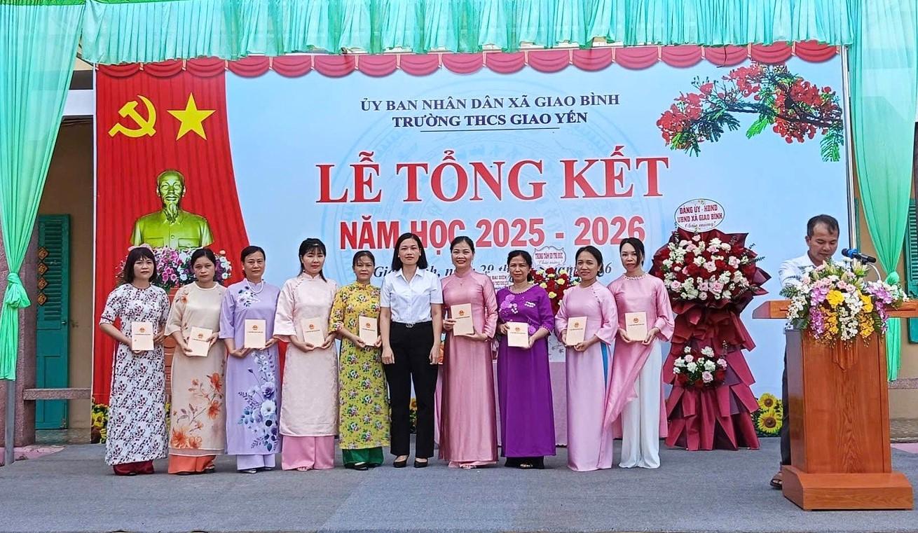 khen-thuong-cac-co-thcs-gy-1780146028-355797.jpg