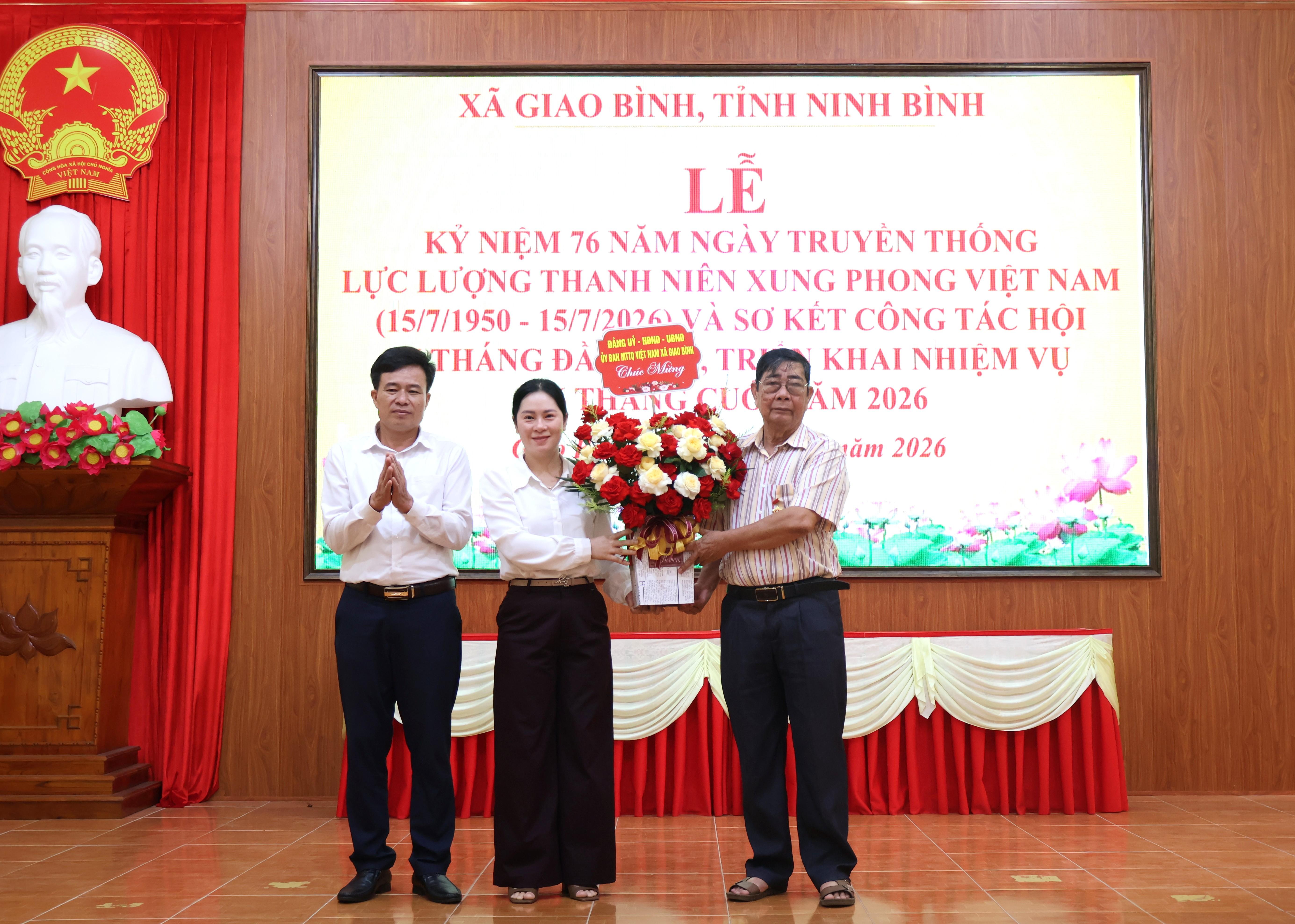 lanh-dao-tang-hoa-chuc-mung-1784000204-502446.jpg