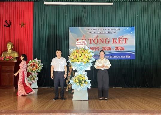 lanh-dao-tang-hoa-thcs-bl-1780145899-131825.jpg