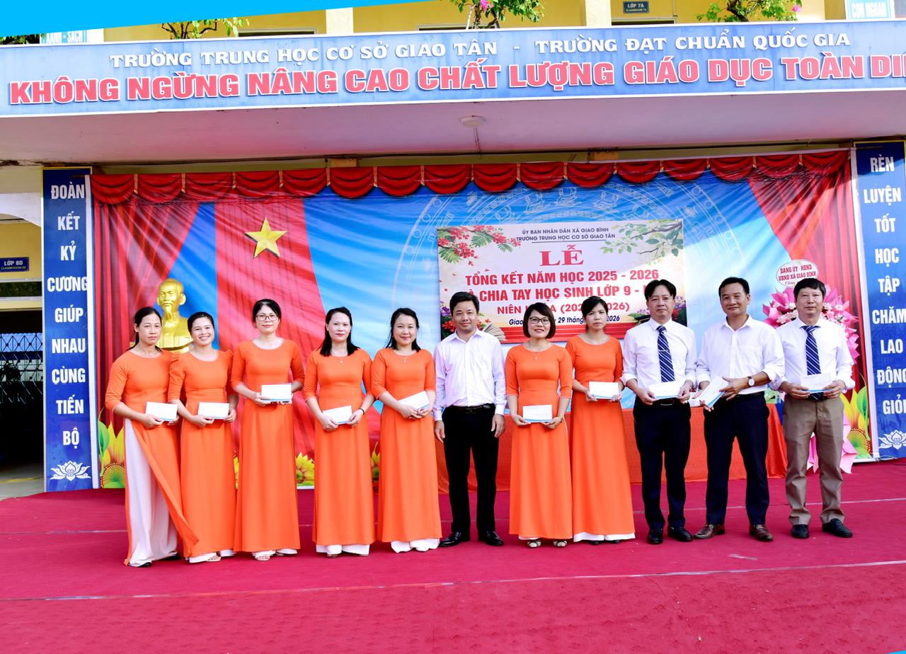 lanh-dao-tang-qua-gt-1-1780146071-156503.jpg
