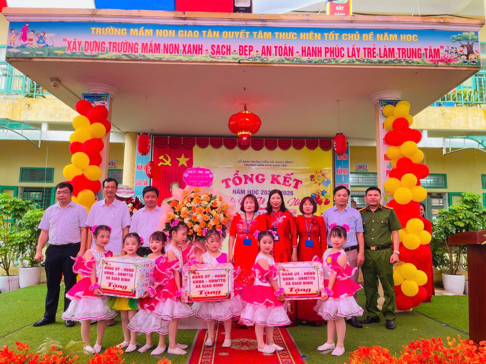 lanh-dao-tang-qua-gt-1780103395-882823.jpg