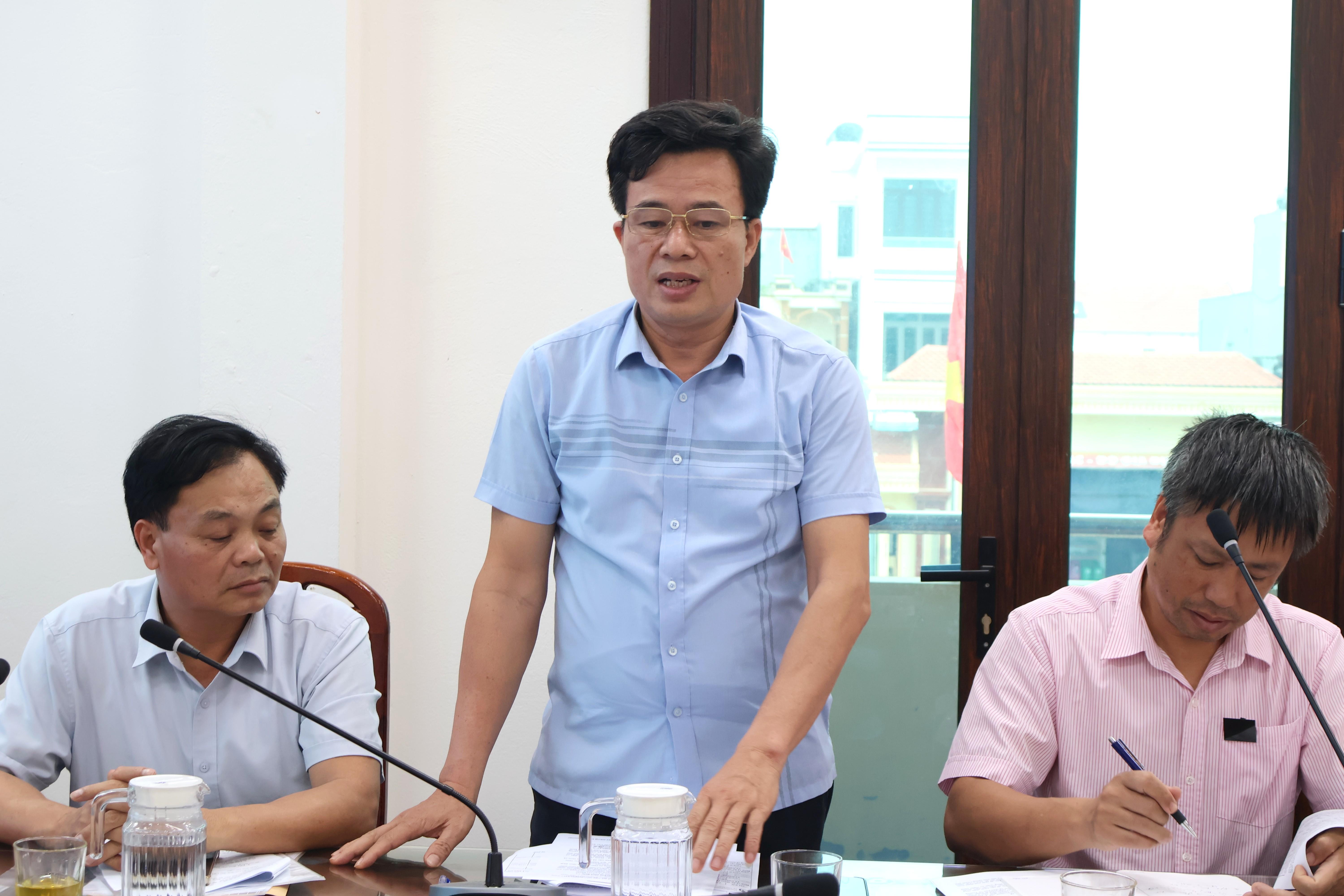 lanh-dao-ubnd-xa-1776149495-131641.jpg