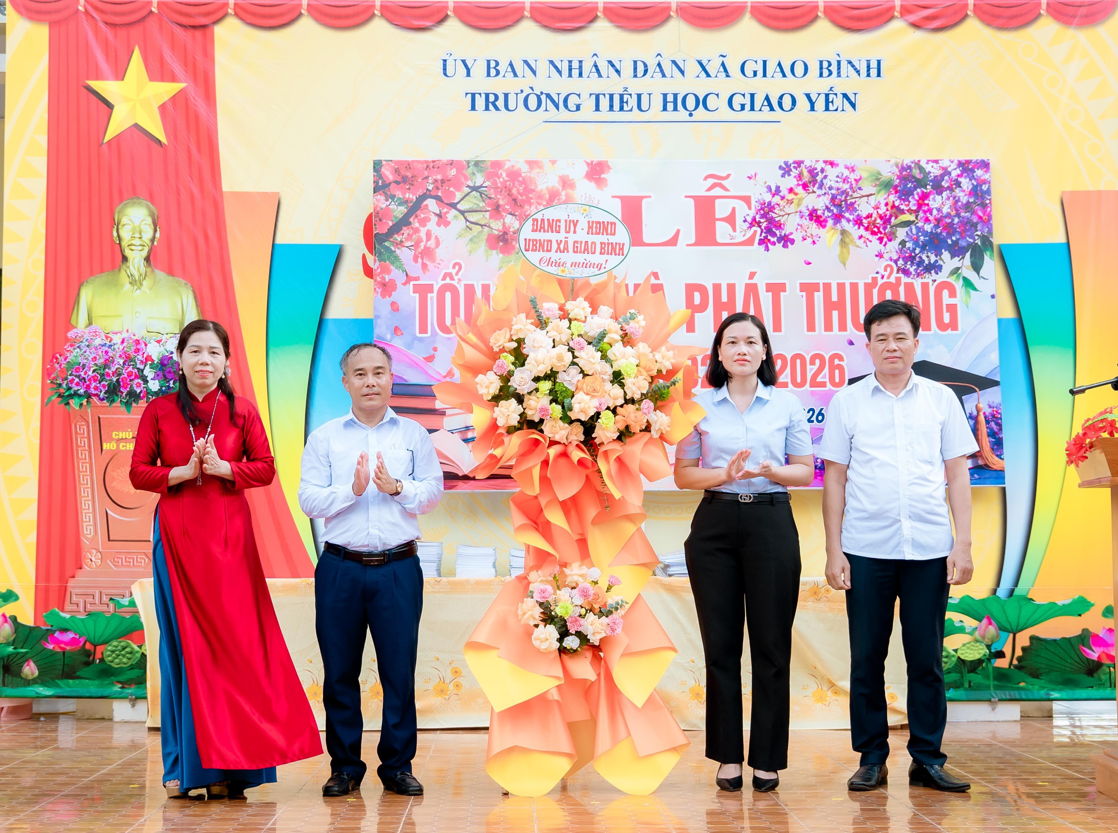 lanh-dao-xa-trao-qua-thgy-1780037285-4909.jpg