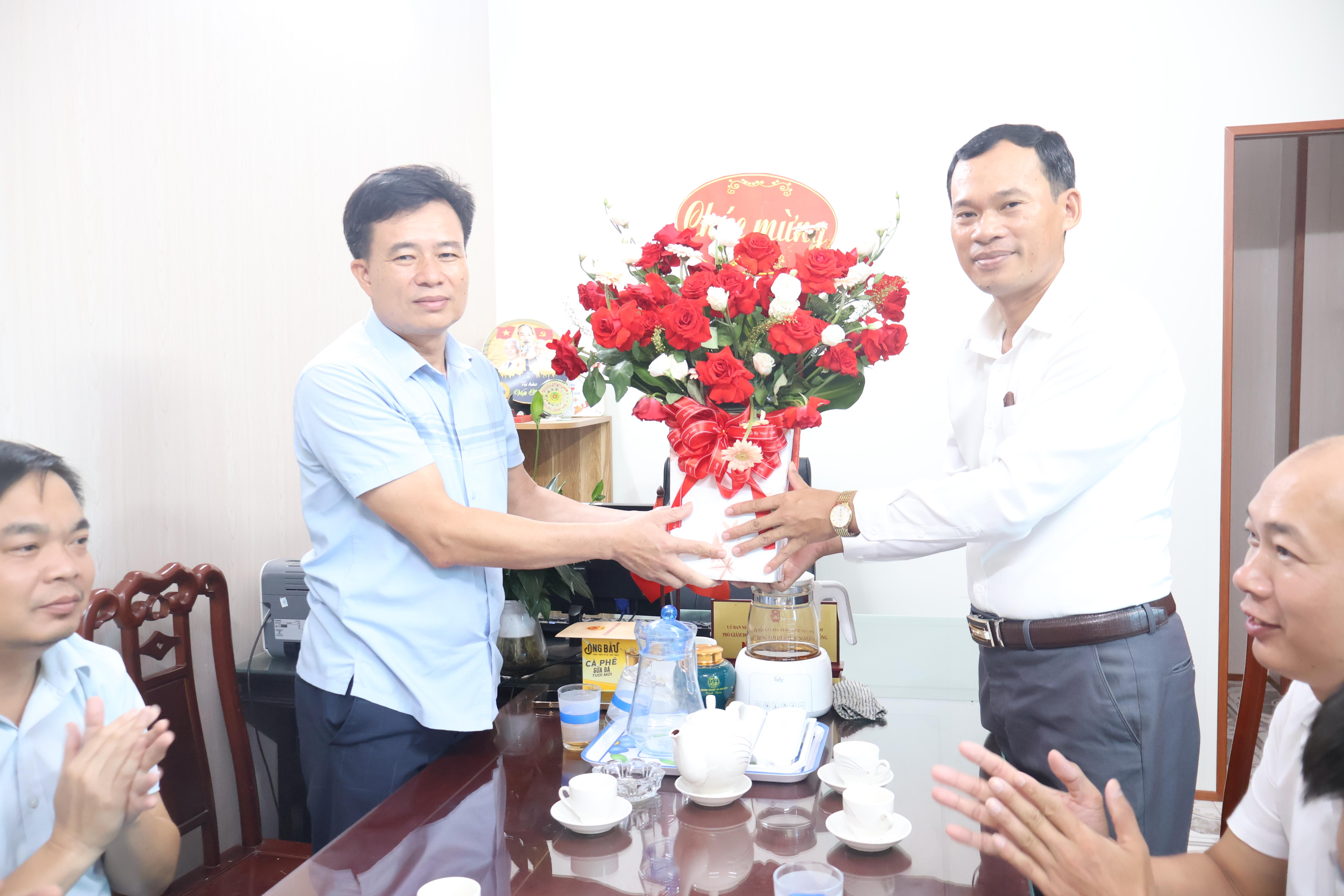 ld-tang-hoa-chuc-mung-1782112756-347294.jpg