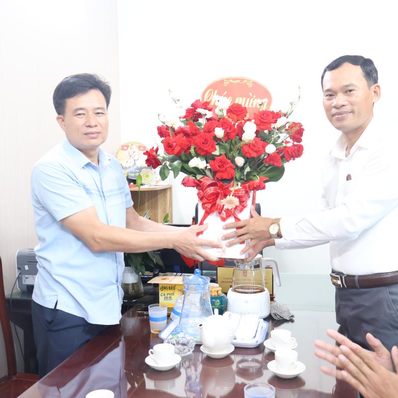 Lãnh đạo xã Giao Bình thăm, chúc mừng Xóc đĩa online - Dubai Palace Casino Dịch vụ sự nghiệp công xã nhân kỷ niệm 101 năm Ngày Báo chí cách mạng Việt Nam
