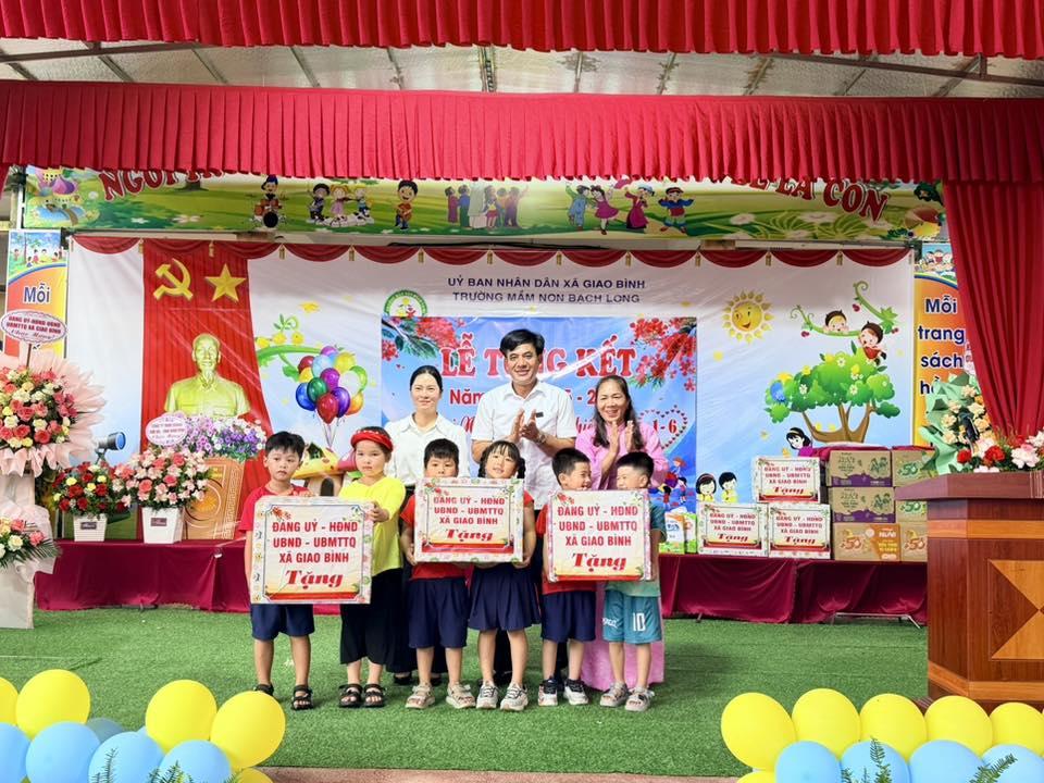 ld-tang-qua-cac-con-mn-bl-1780103579-742206.jpg