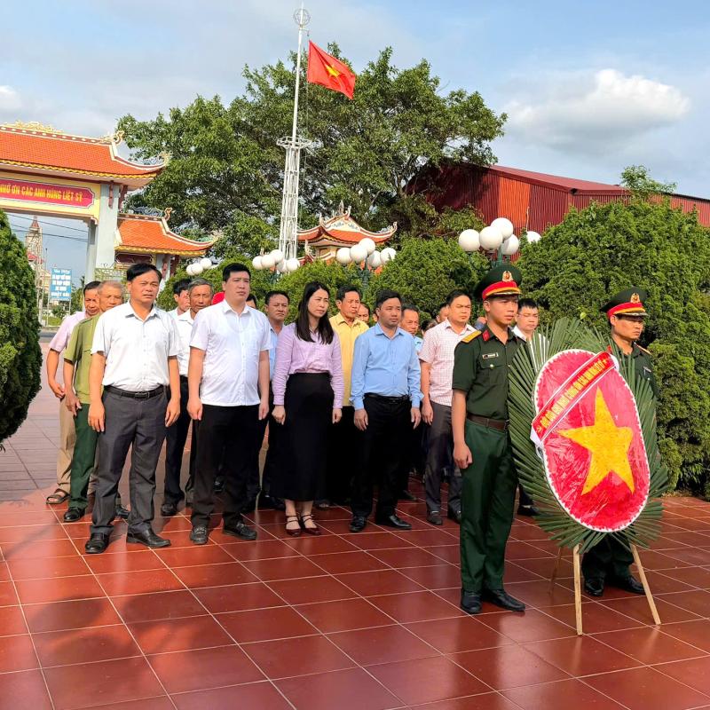 Xã Giao Bình tổ chức viếng Nghĩa trang Liệt sĩ nhân dịp kỷ niệm Ngày Giải phóng miền Nam 30/4 và Quốc tế Lao động 01/5 năm 2026