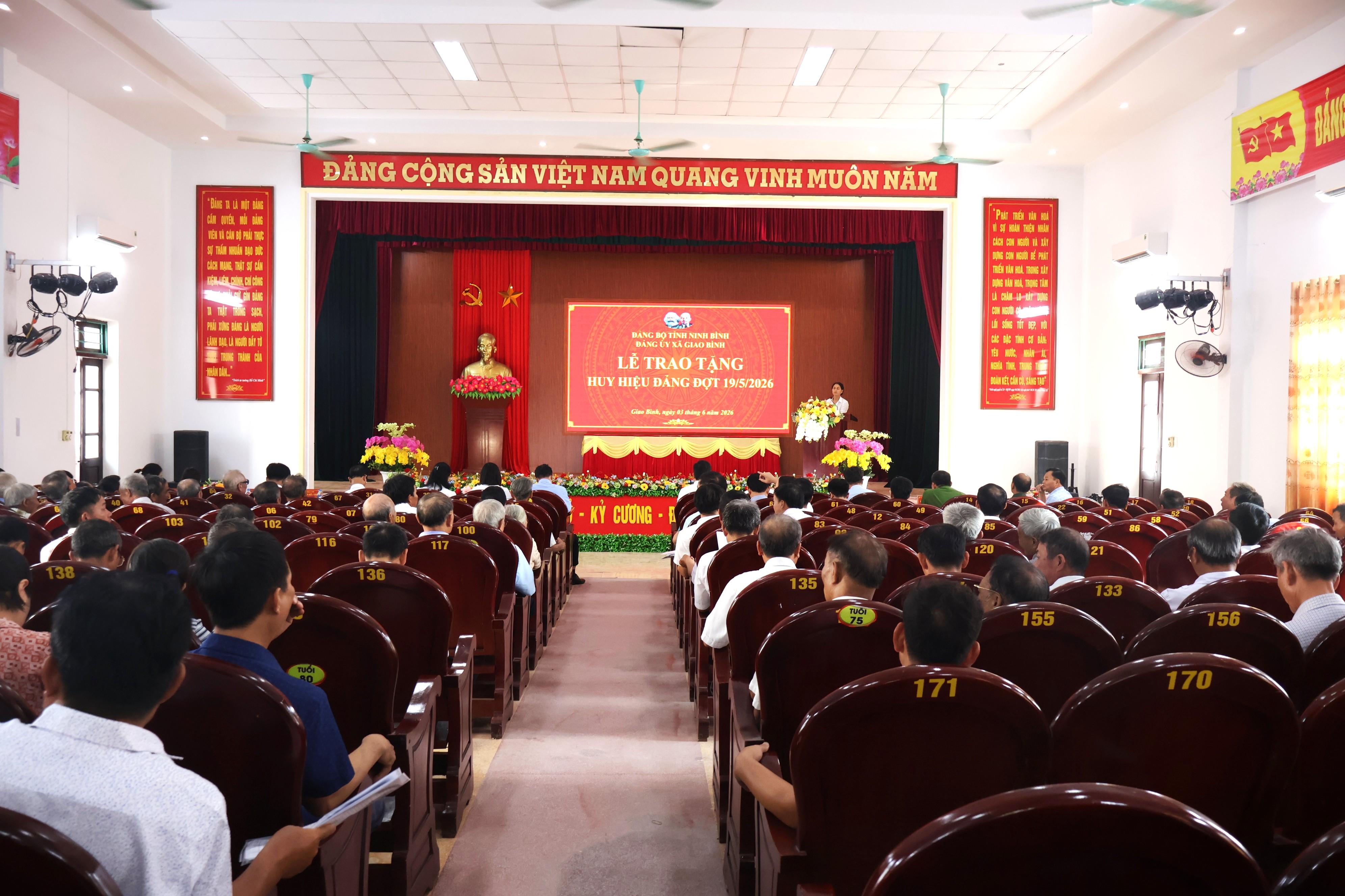 quang-canh-le-trao-hh-1780462733-811612.jpg