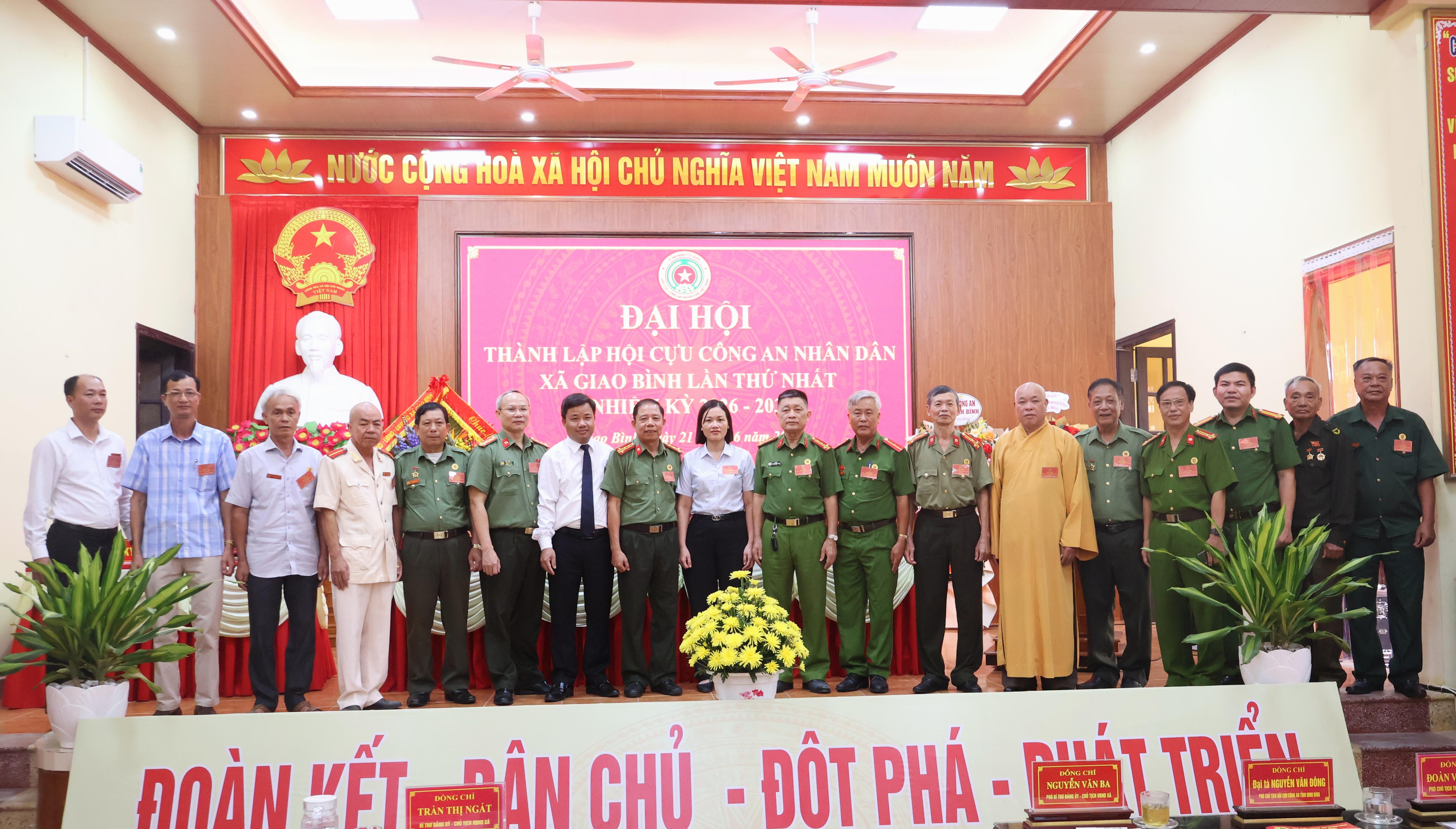 ra-mat-dai-hoi-1-1782123142-147327.jpg