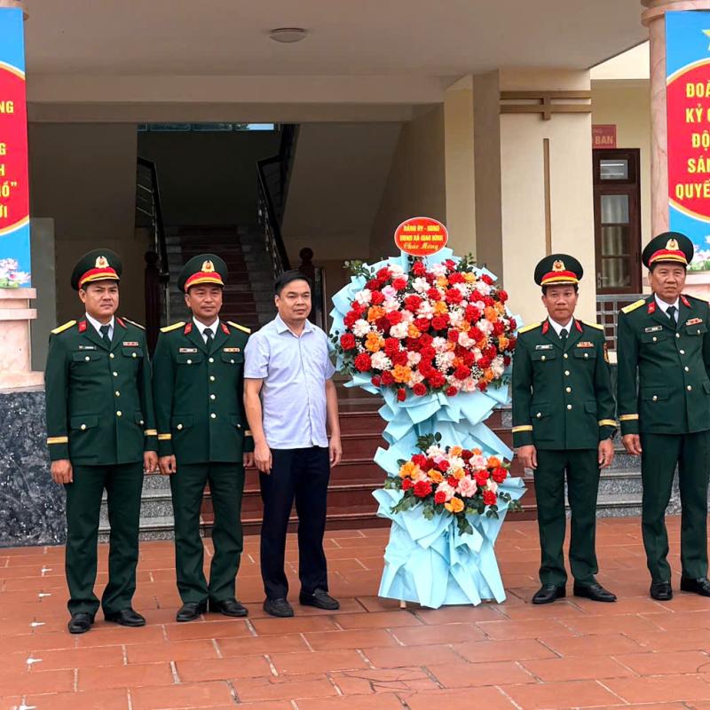 Đoàn công tác xã Giao Bình dự Lễ Tuyên thệ chiến sĩ mới và gặp mặt, động viên chiến sĩ mới tại Trường Quân sự - Quân đoàn 12