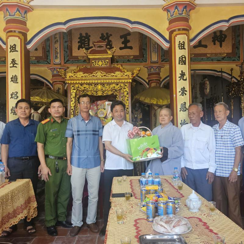 Xã Giao Bình tổ chức thăm, chúc mừng các cơ sở Phật giáo nhân dịp Đại lễ Phật đản năm 2026
