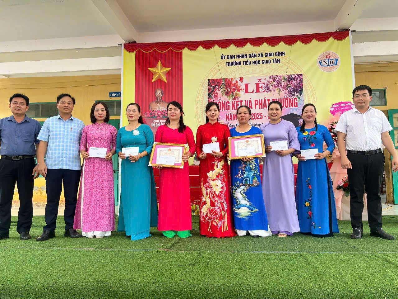 tang-thuong-giao-vien-tieu-hoc-giao-tan-1780037813-869287.jpg