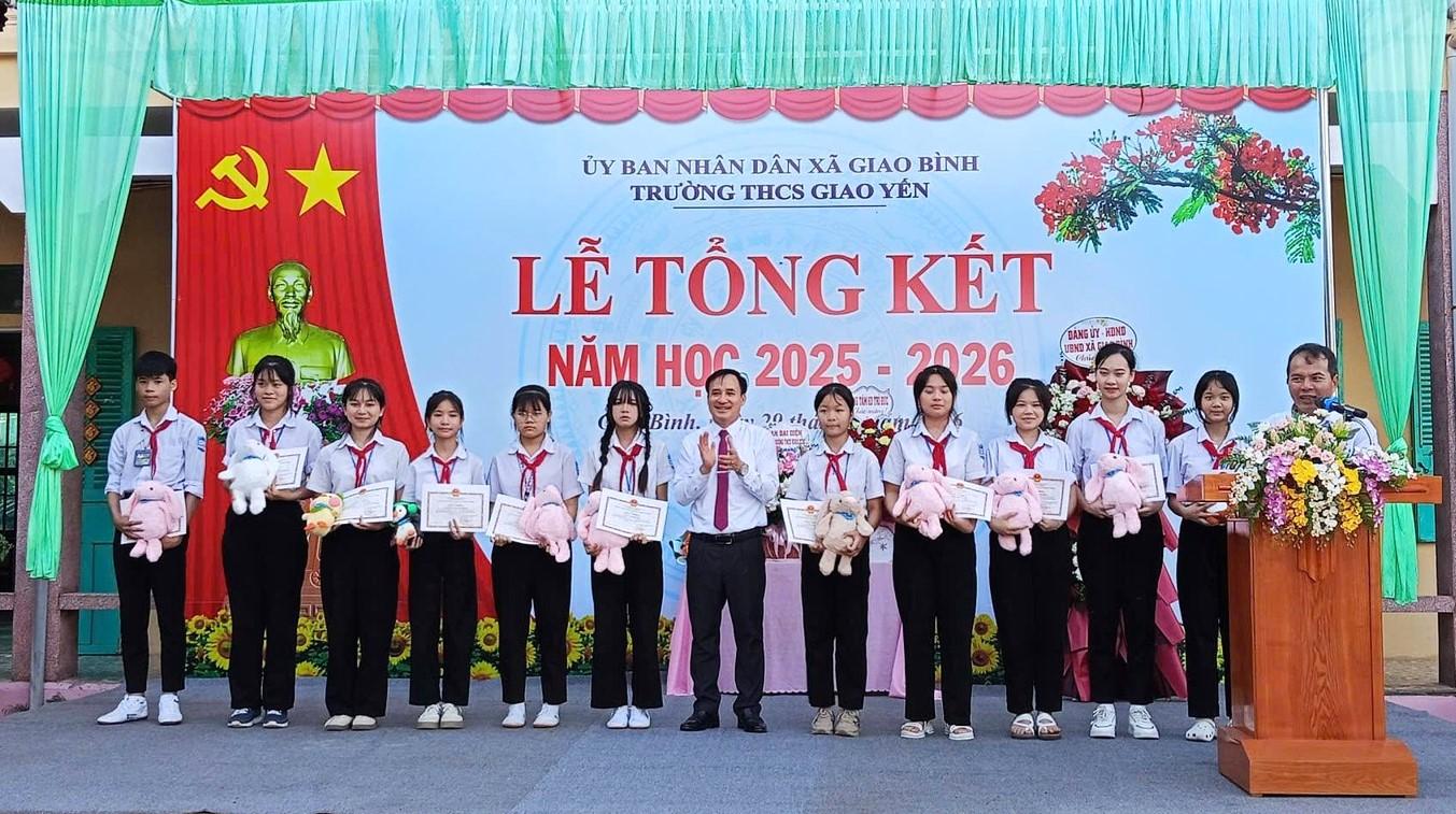 thay-hieu-truong-khen-thuong-hoc-sinh-gy-1780146345-329014.jpg
