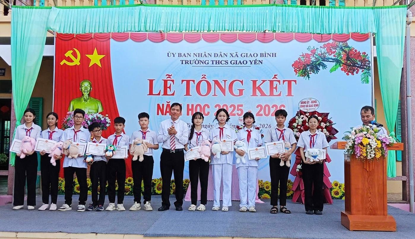 thay-pho-hieu-truong-khen-thuong-hoc-sinh-gy-1780146345-388258.jpg