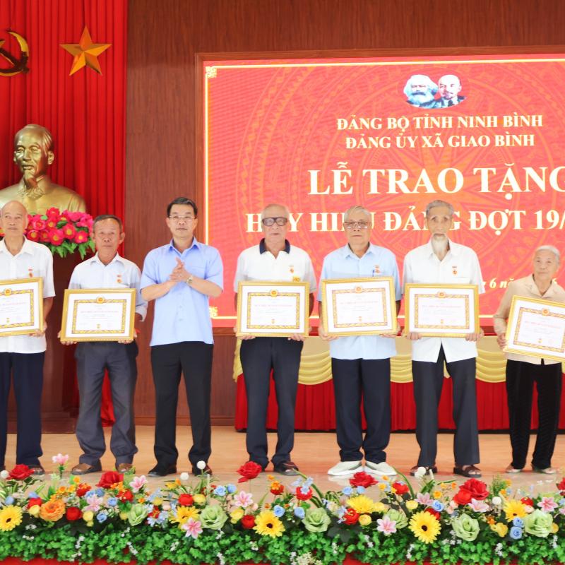 Đảng ủy xã Giao Bình tổ chức Lễ trao tặng Huy hiệu Đảng đợt 19/5/2026