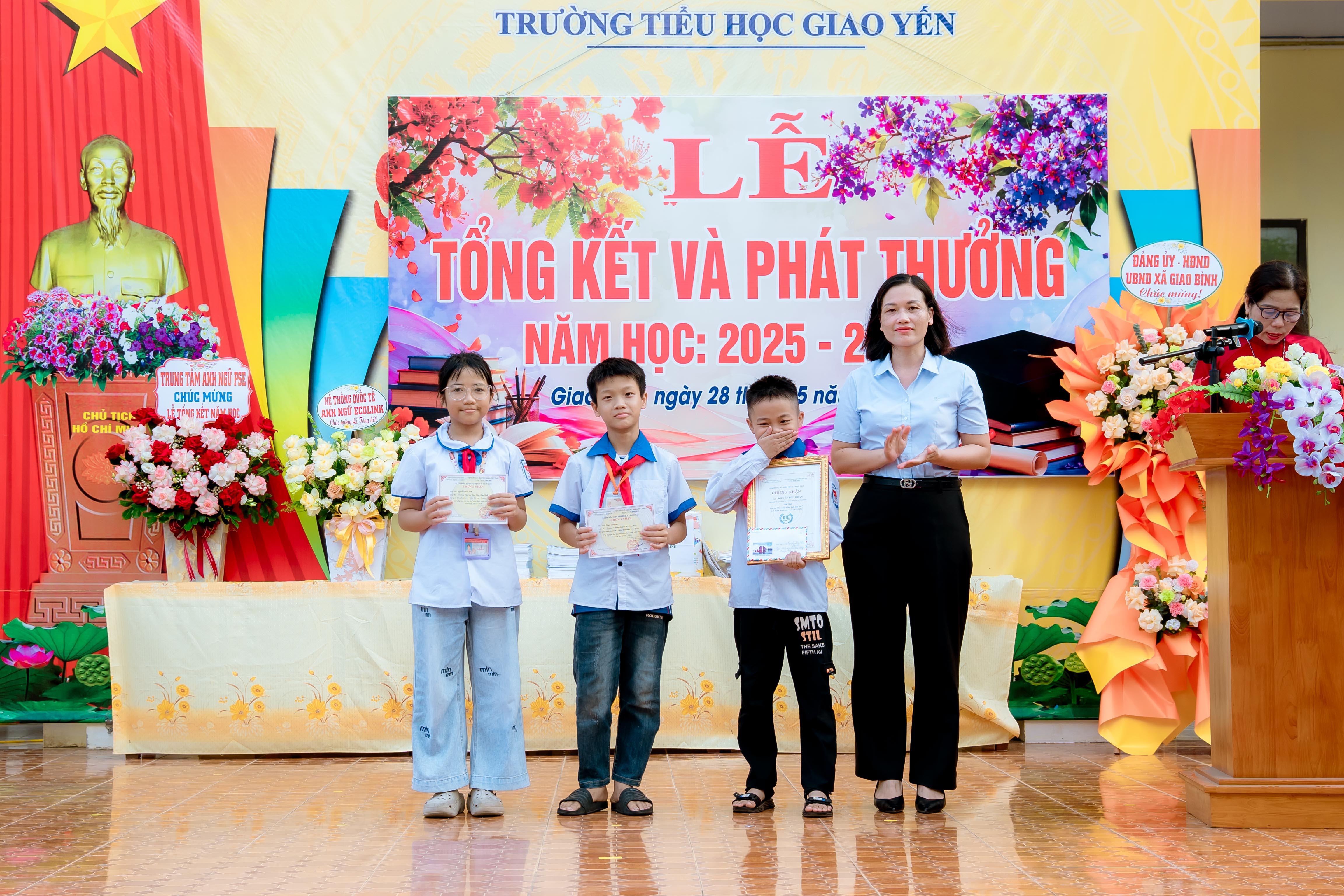 trao-qua-tieu-hoc-giao-yen-1780037641-13892.jpg