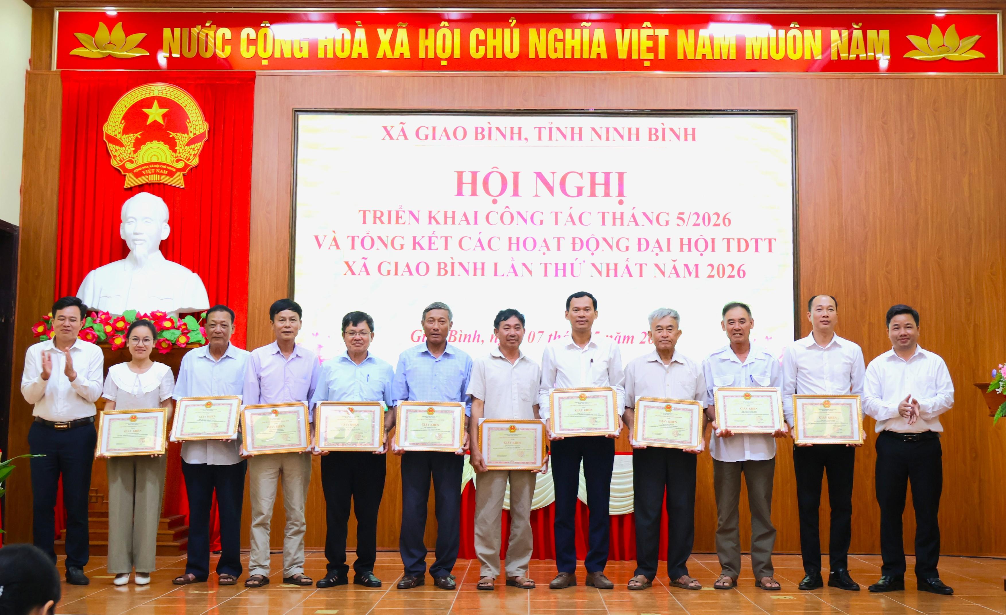 trao-thuong-3-1-1778210079-33439.jpg