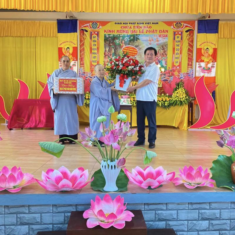 Đồng chí Vũ Ngọc Côn - Phó Bí thư Thường trực Đảng ủy xã chúc mừng Đại lễ Phật đản Phật lịch 2570 - Dương lịch 2026 tại chùa Tiên Bảo.