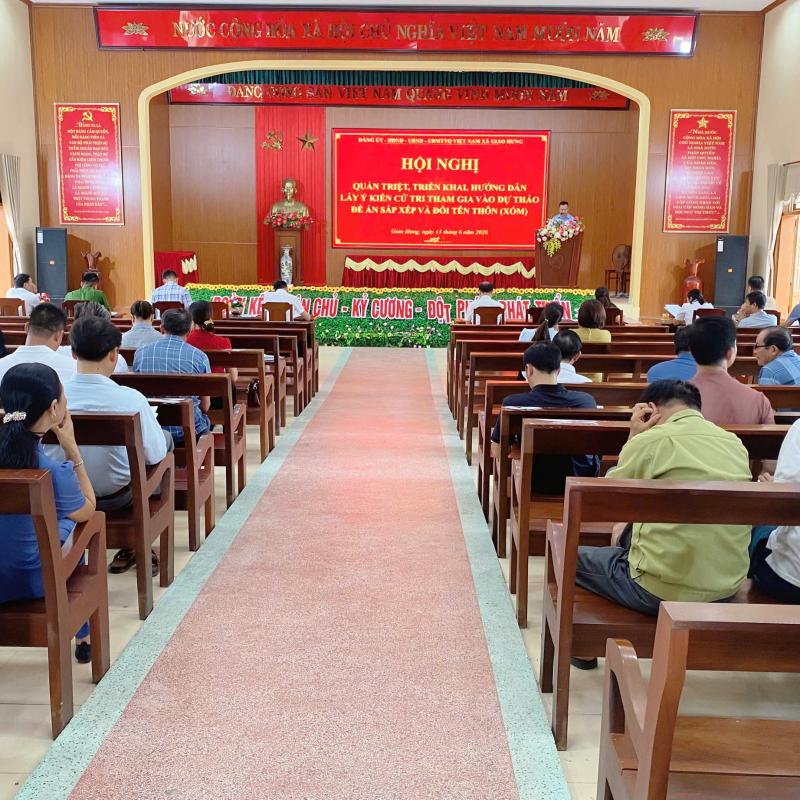 Xã Giao Hưng tổ chức hội nghị quán triệt, triển khai, hướng dẫn lấy ý kiến cử tri tham gia vào dự thảo Đề án sắp xếp và đổi tên thôn, xóm.