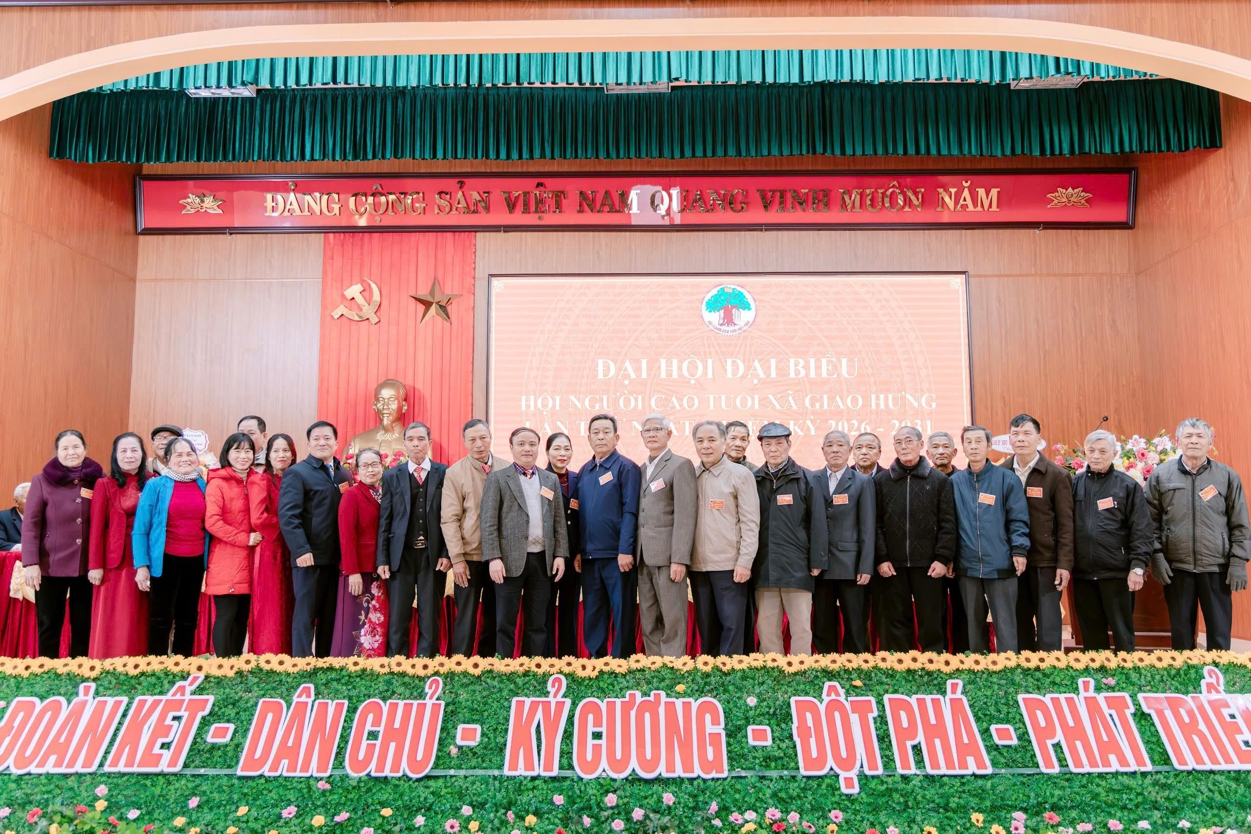 hoi-nguoi-cao-tuoi-xa-giao-hung-1780657049-669328.jpg