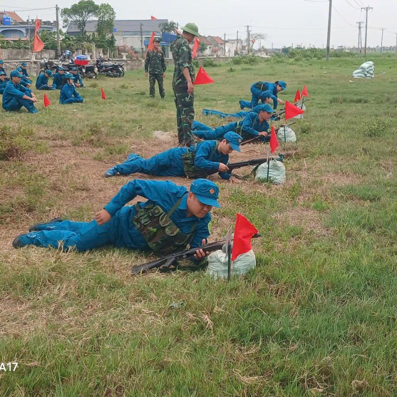 LÃNH ĐẠO XÃ GIAO HƯNG THĂM, ĐỘNG VIÊN LỰC LƯỢNG DÂN QUÂN TỰ VỆ HUẤN LUYỆN TẠI THAO TRƯỜNG