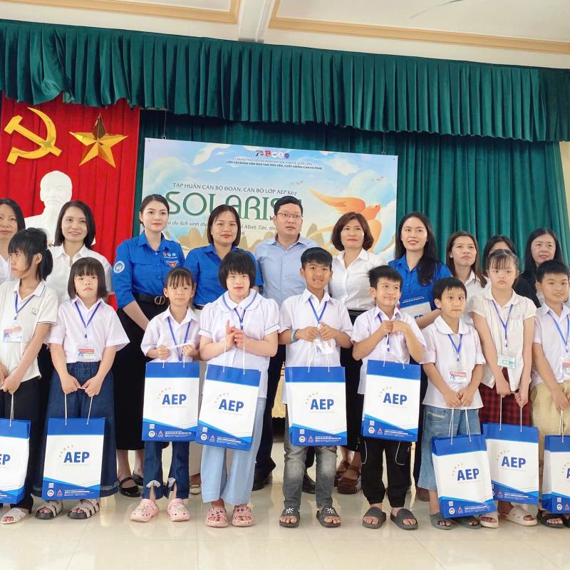 Giao Hưng: Lan tỏa yêu thương tới học sinh trường trẻ em khuyết tật