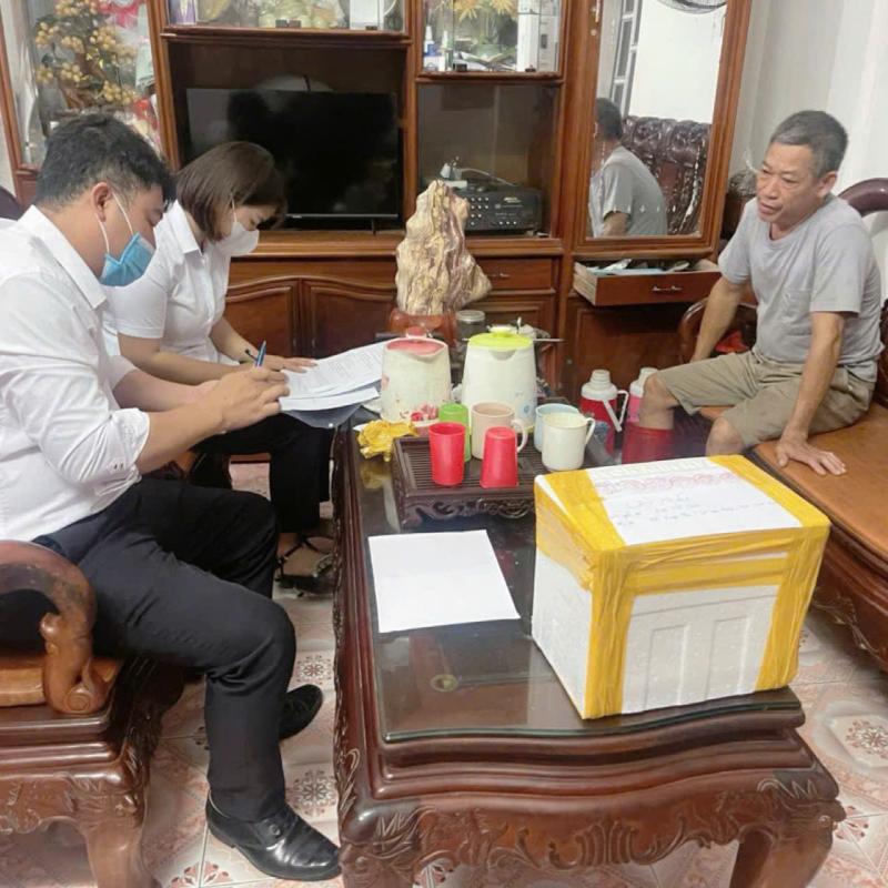 Xã Giao Hưng tăng cường giám sát, lấy mẫu xét nghiệm tại các cơ sở giết mổ nhằm kiểm soát dịch tả lợn châu Phi