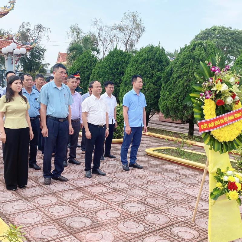 XÃ GIAO HƯNG TỔ CHỨC LỄ DÂNG HƯƠNG TƯỞNG NIỆM CÁC ANH HÙNG LIỆT SĨ NHÂN KỶ NIỆM 51 NĂM NGÀY GIẢI PHÓNG MIỀN NAM, THỐNG NHẤT ĐẤT NƯỚC