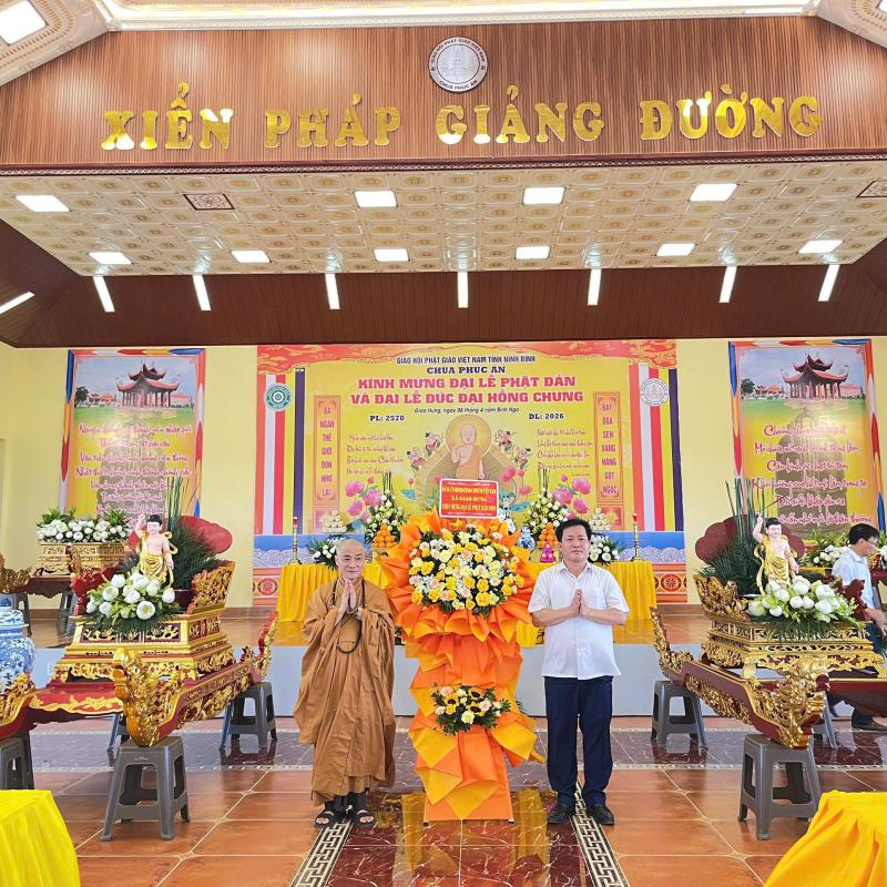 Các đồng chí lãnh đạo xã Giao Hưng dự Đại lễ Phật đản và đúc Đại Hồng Chung chùa Phúc Ân.