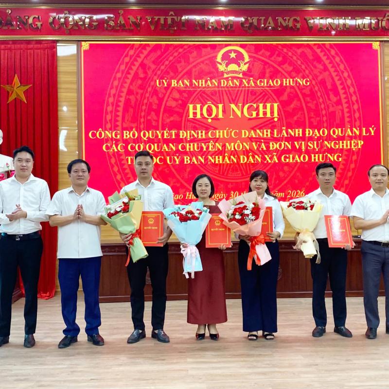 Hội nghị công bố quyết định chức danh lãnh đạo quản lý các cơ quan chuyên môn và đơn vị sự nghiệp thuộc UBND xã Giao Hưng.