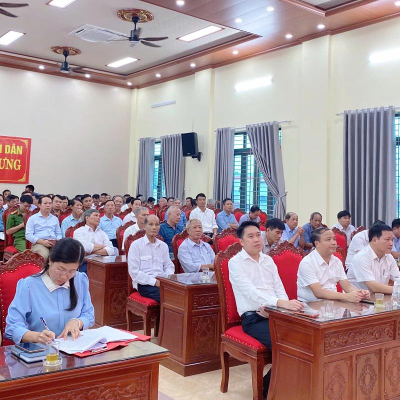 Xã Giao Hưng tổ chức Hội nghị công bố Quyết định thành lập chi bộ và quyết định về công tác cán bộ thôn sau sắp xếp trên địa bàn xã