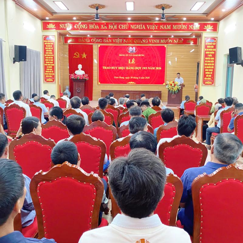 Xã Giao Hưng tổ chức Lễ trao Huy hiệu Đảng đợt 19/5/2026.