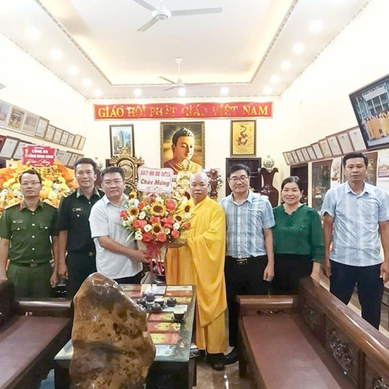 Đồng chí Bí thư Đảng ủy xã Giao Ninh chúc mừng Đại lễ phật đản tại chùa Hoành Nha chính( Giao Thủy) và Chùa Phúc Lâm( Xã Giao Ninh)