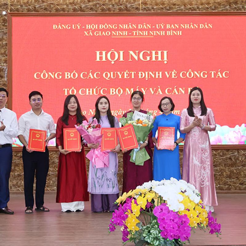 Đảng ủy, HĐND, UBND xã Giao Ninh công bố các Quyết định về công tác tổ chức bộ máy và cán bộ