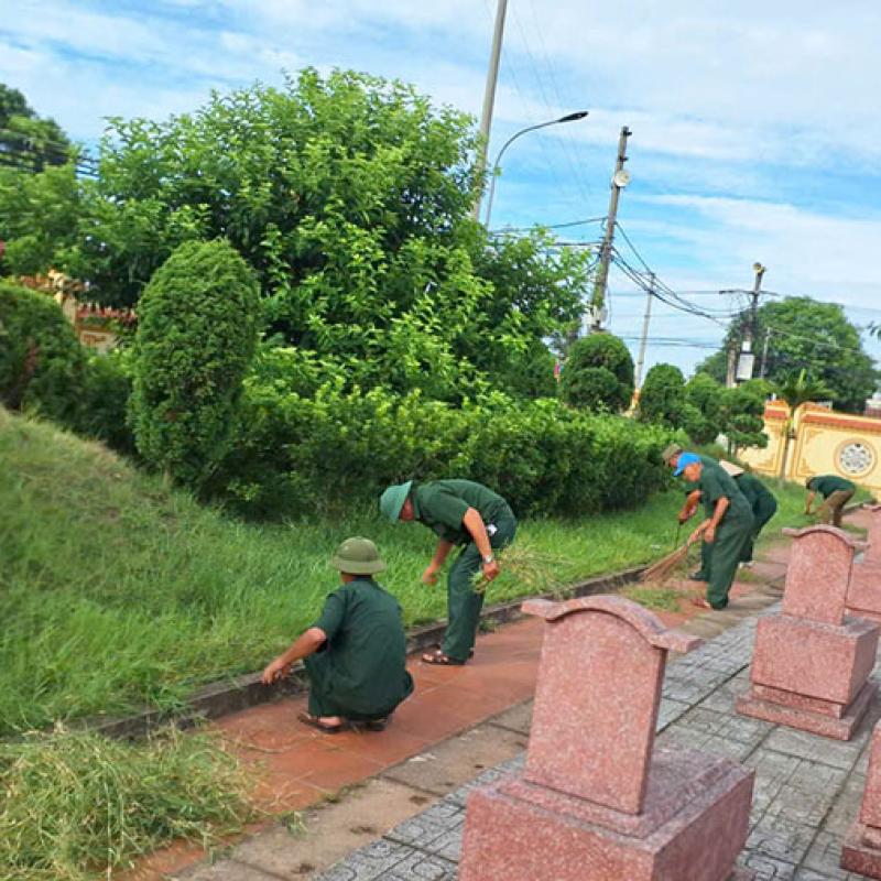 Hội viên Hội Cựu chiến binh thường xuyên chăm sóc các phần mộ, vệ sinh nghĩa trang Liệt sĩ tại 3 khu vực xanh, sạch, đẹp