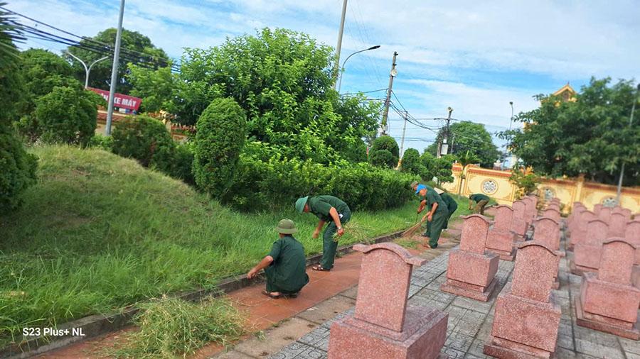 Hội viên Hội Cựu chiến binh thường xuyên chăm sóc các phần mộ, vệ sinh nghĩa trang Liệt sĩ tại 3 khu vực xanh, sạch, đẹp