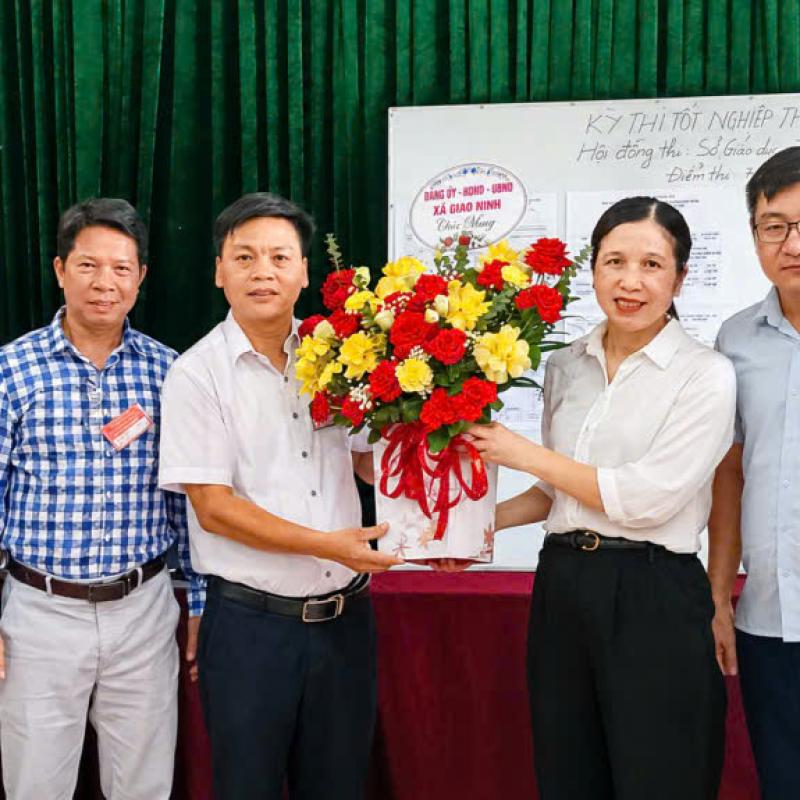 Đồng chí Vũ Phương Nhung - Phó Chủ tịch Thường trực UBND xã động viên cán bộ làm nhiệm vụ Kỳ thi THPT quốc gia tại điểm thi trường THPT Quất Lâm