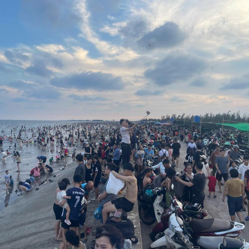 Khu Nổ hũ Kho tàng Dubai link moi biển Quất Lâm ghi nhận khoảng 10.000 lượt khách đến vui chơi, trải nghiệm và tắm biển kỳ nghỉ lễ 30/4 và 1/5 năm 2026