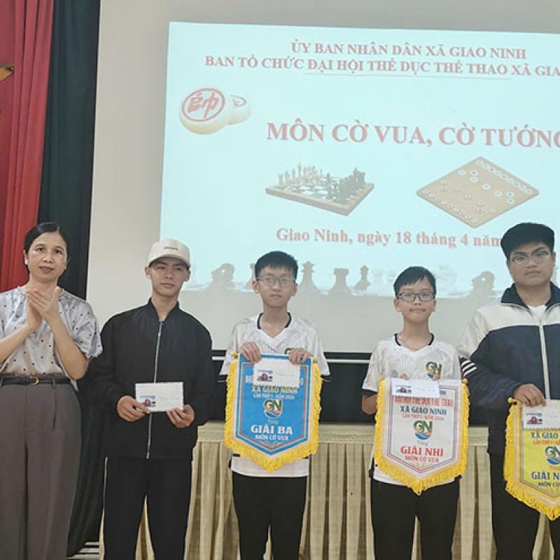 Ban Tổ chức Đại hội TDTT xã lần thứ nhất năm 2026 trao giải các nội dung cờ tướng, cờ cua, bóng bàn, cầu lông và Pickleball