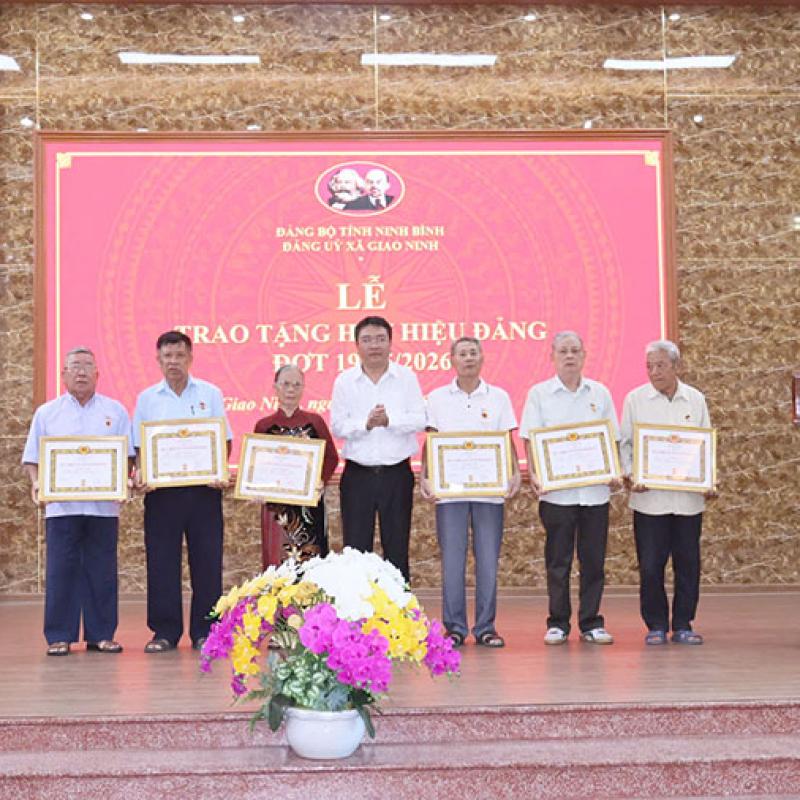 Ban Chấp hành Đảng bộ xã Giao Ninh trao huy hiệu Đảng đợt 19/5 cho 30 đồng chí Đảng viên từ 30 đến 60 năm tuổi Đảng
