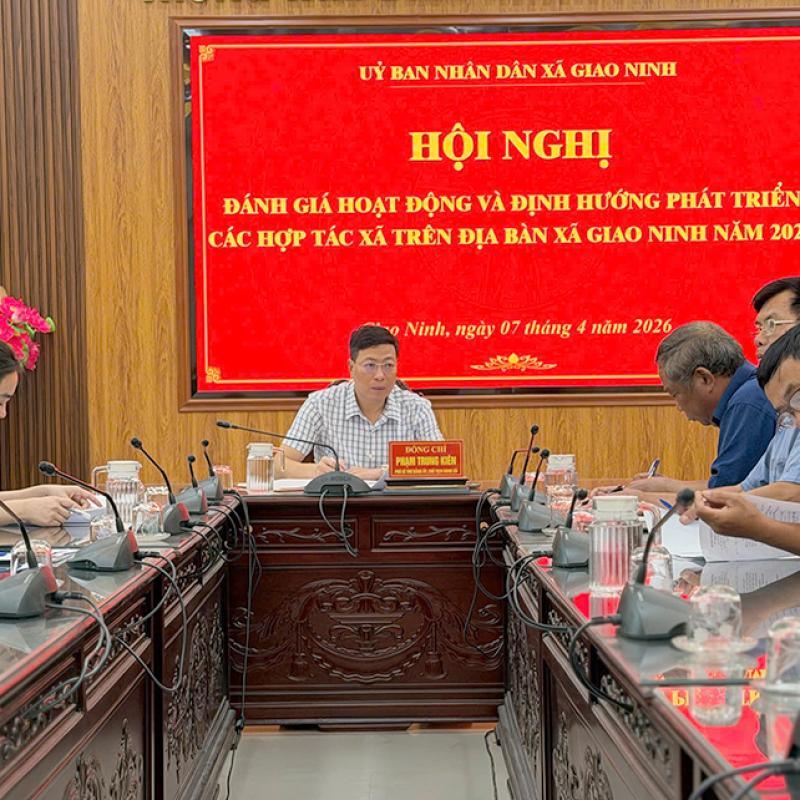 UBND xã làm việc với các HTX đánh giá hoạt động kinh doanh, định hướng thời gian tới